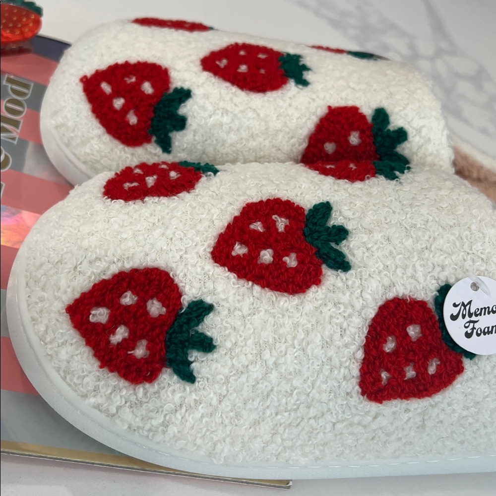 🍓🍓Slippers & Hair🍓Clips!! - Picture 11 of 12